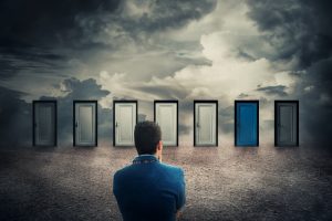 Homem de braços cruzados olhando para suas escolhas