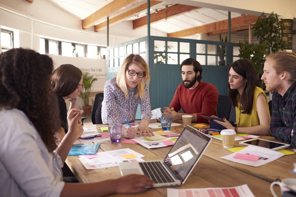 Jovens millennials trabalhando em grupo