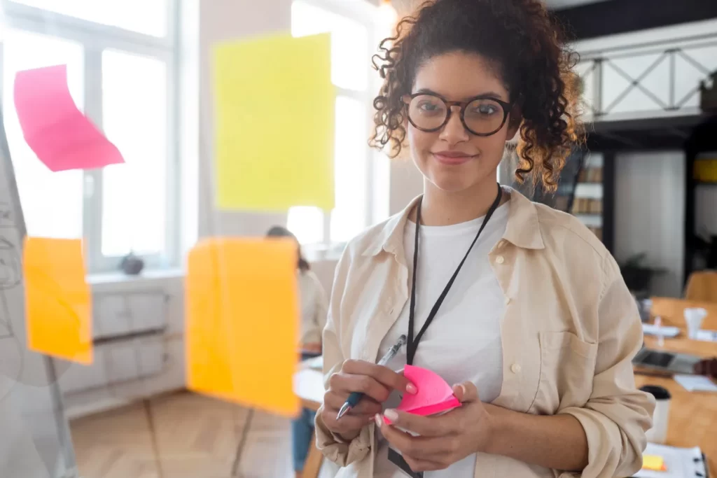mulher em uma empresa que privilegia pessoas com marca pessoal