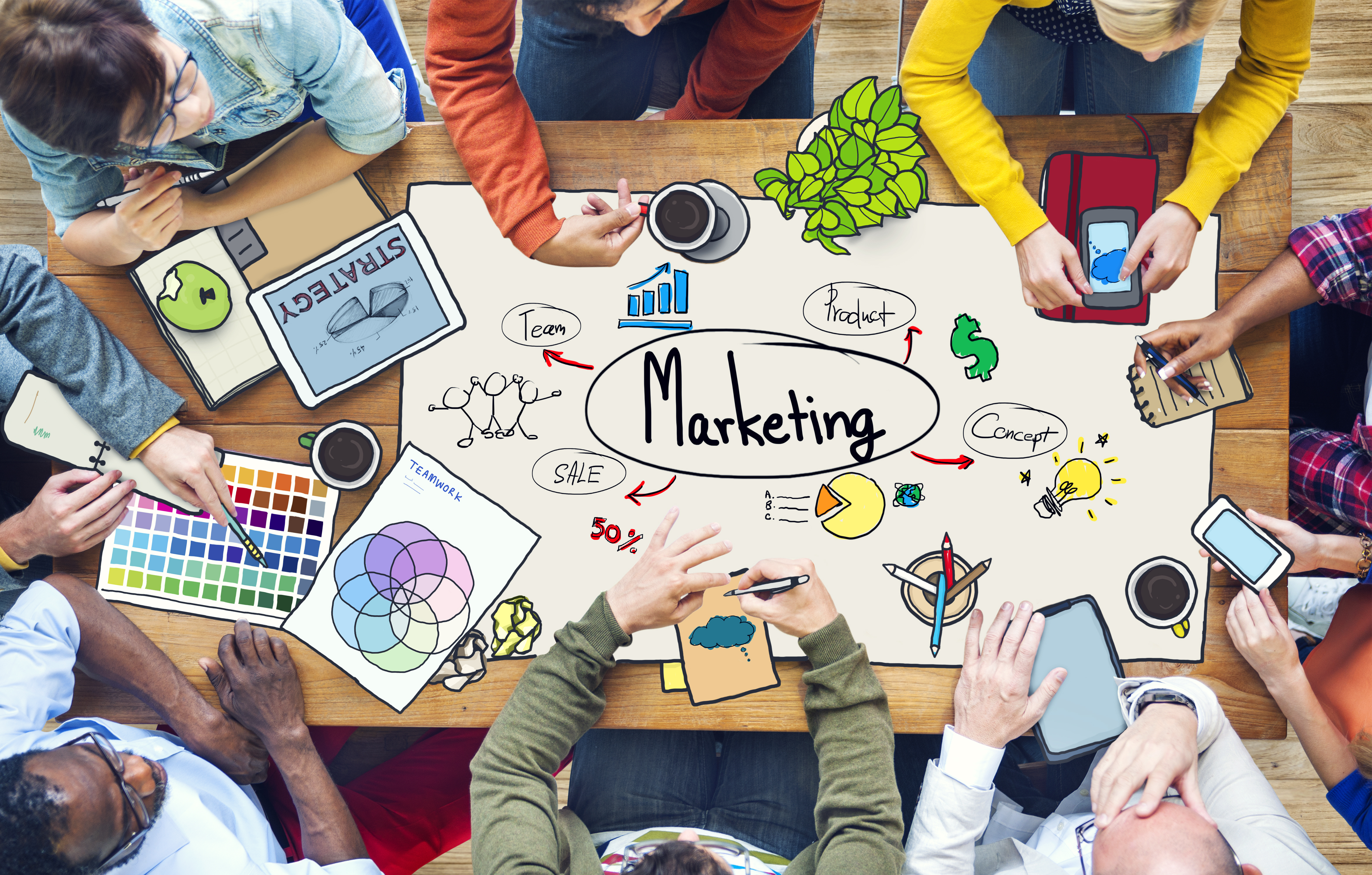 pessoas desenvolvendo estratégias de marketing