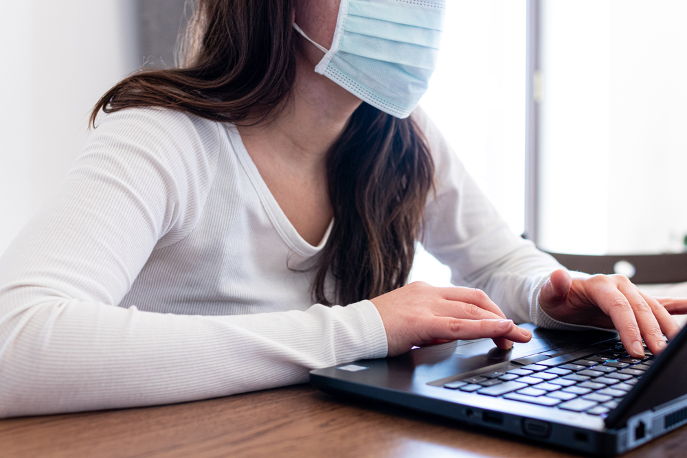 jovem realizando home office por conta do coronavirus