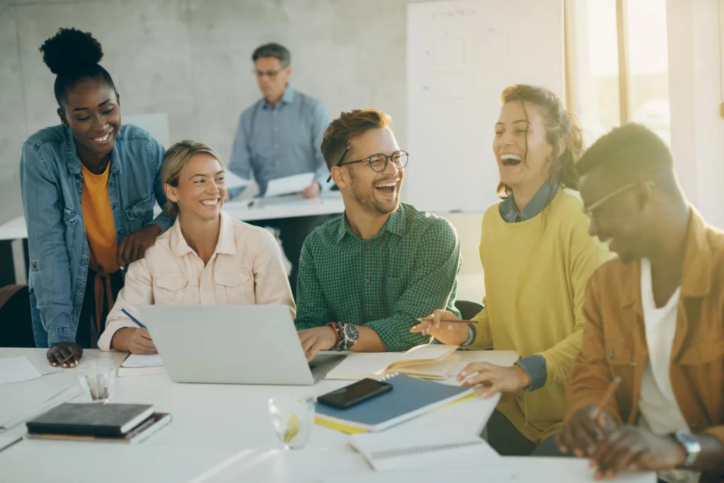 pessoas trabalhando em uma empresa com nr-1