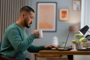 homem trabalhando com ferramentas de erp