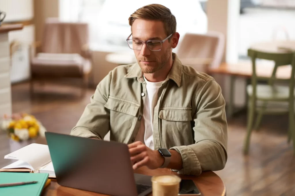 homem trabalhando em notebook usando erp