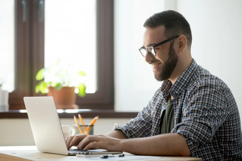 homem trabalhando feliz ao utilizar a técnica pomodoro
