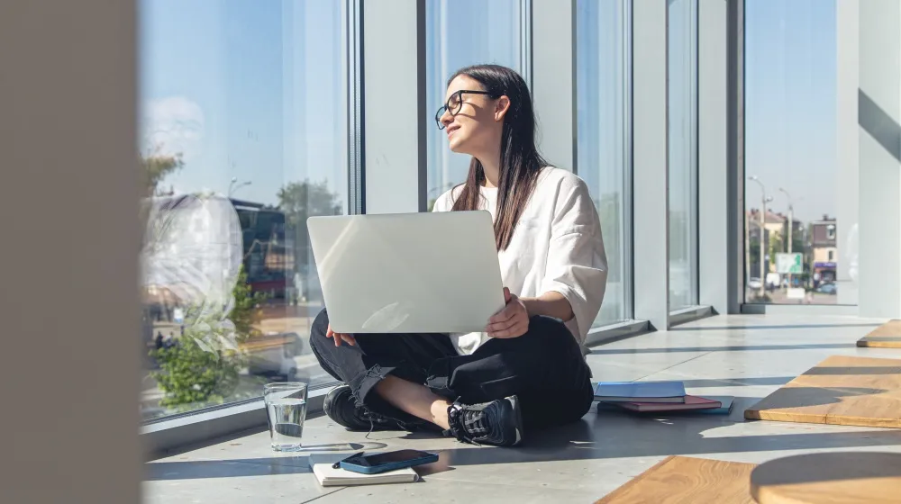 mulher aplicando a técnica pomodoro em intervalos regulares no dia de trabalho