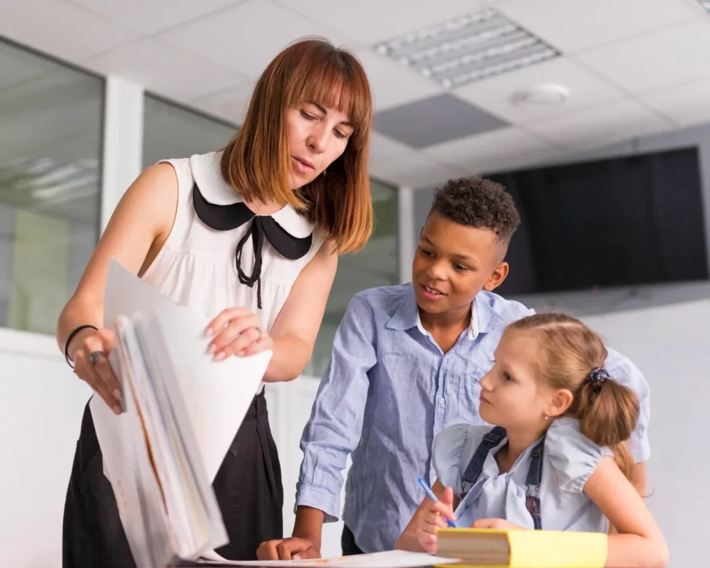 professora adaptando linguagem para alunos de diferentes perfis comportamentais