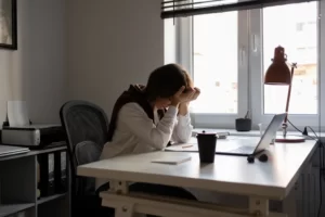 mulher com sinais de burnout no trabalho