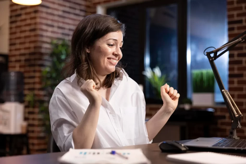 mulher exercendo gratidão no trabalho como uma das ferramentas da psicologia positiva