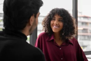 pessoas interagindo como vendedor de soluções