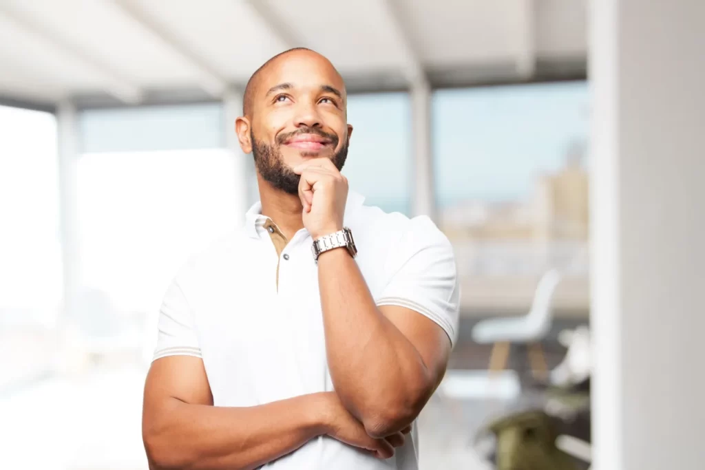 homem pensando em psicologia positiva na empresa