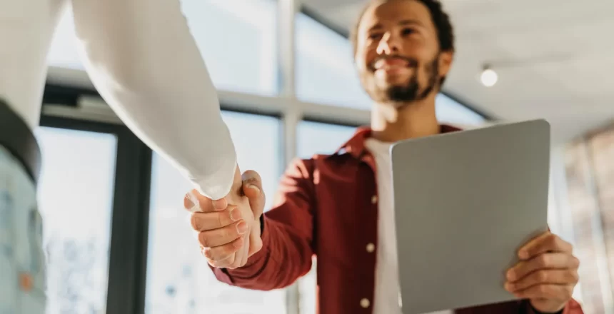 pessoa usando valores no recrutamento de novo funcionário