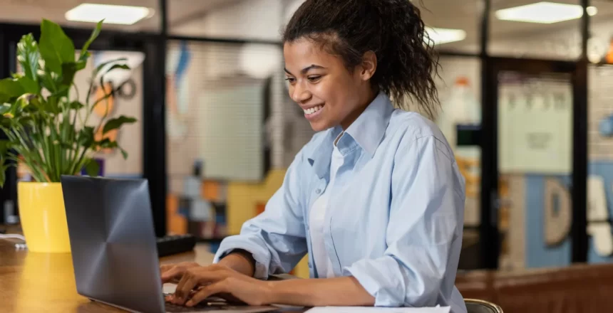 mulher trabalhando em uma empresa que lida com gestão com ERP