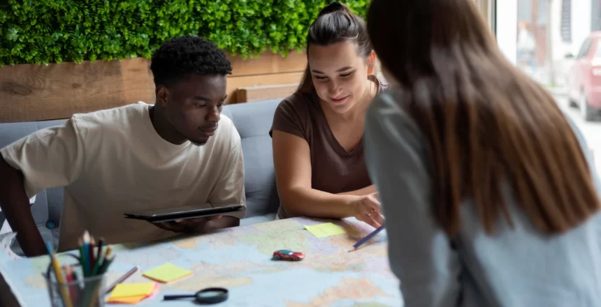 pessoas trabalhando juntas usando perfil comportamental e nr-1