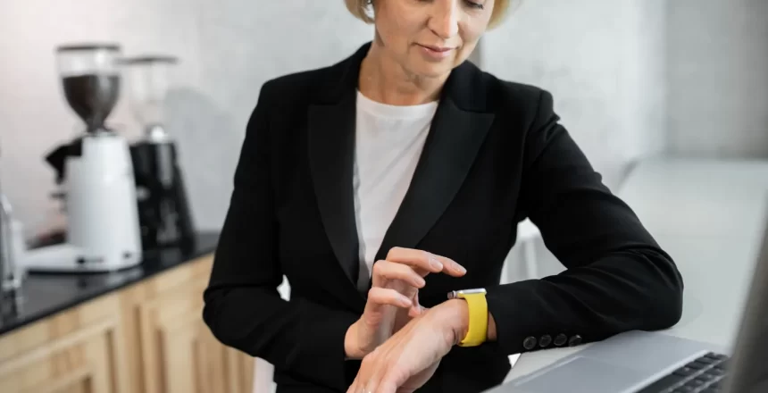 mulher trabalhando utilizando a Técnica Pomodoro