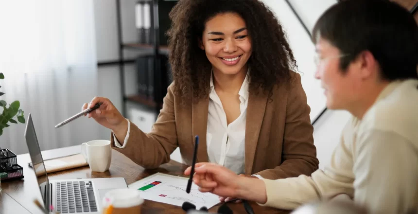 mulher de cabelos cacheados dando feedback no trabalho