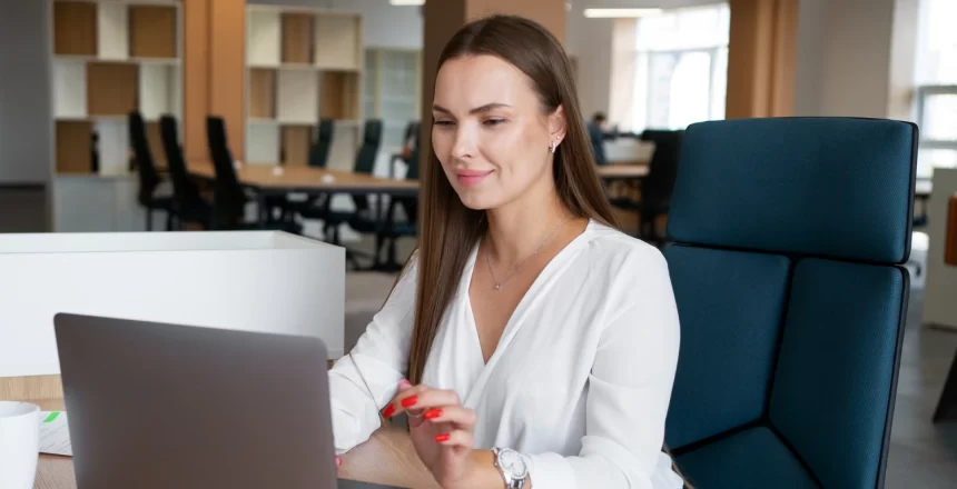 2149871352 mulher trabalhando alinhada com propósitos da empresa