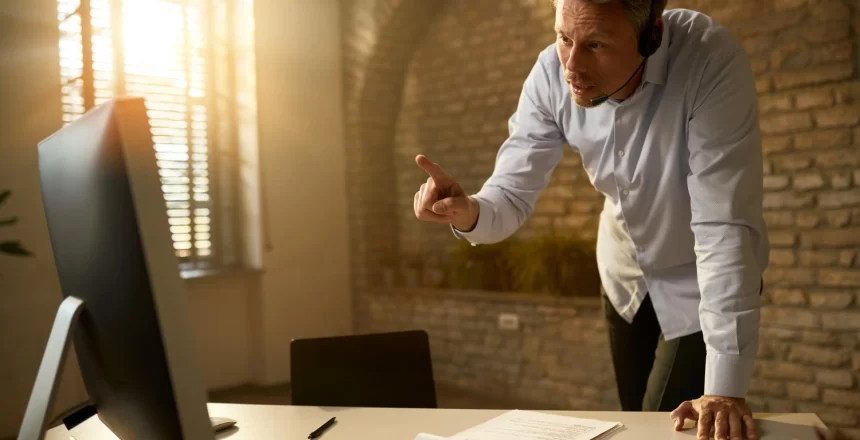 liderança autoritária