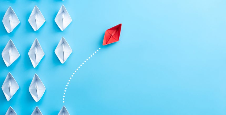 Criatividade Barco vermelho saindo de perto dos barcos brancos