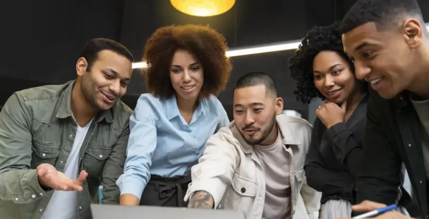 agencia-de-marketing-autentica-pequena-e-jovem grupo de pessoas com perfis diferentes trabalhando