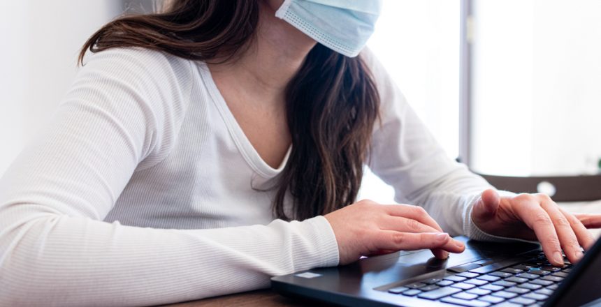 jovem realizando home office por conta do coronavirus