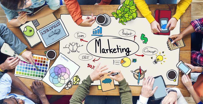 marketing-invisivel pessoas desenvolvendo estratégias de marketing