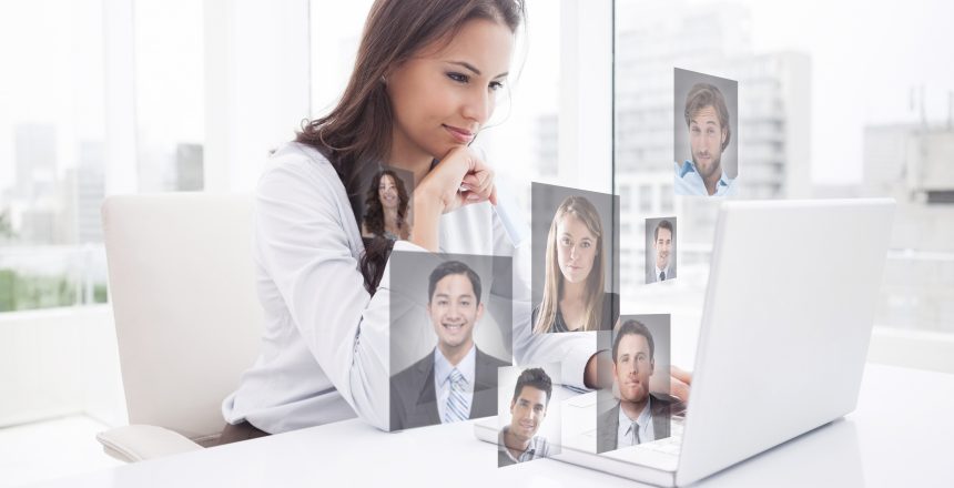 líder olhando perfis profissionais