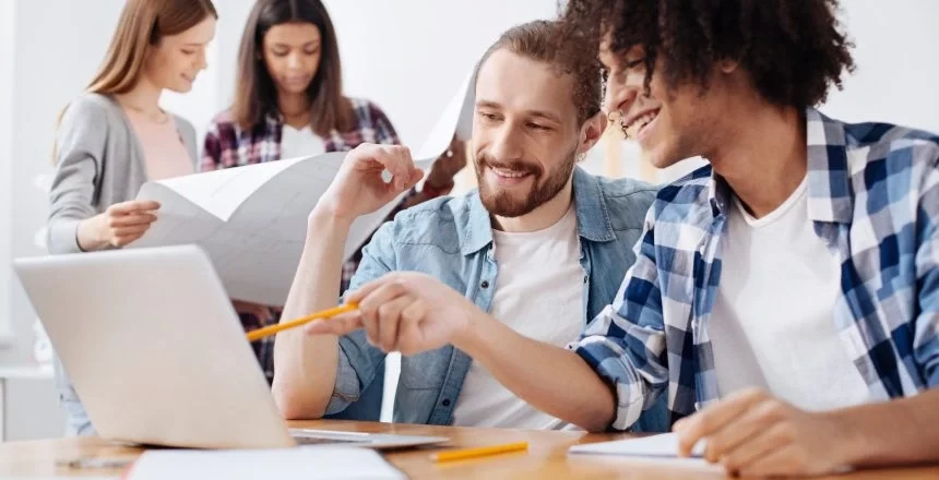 soft skills pessoas trabalhando em conjunto com soft skills